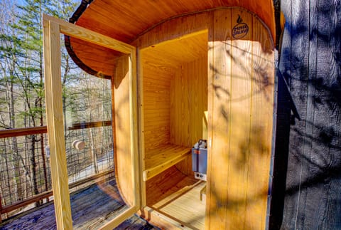 Modern Mountain Hideaway: secluded, close 2 town