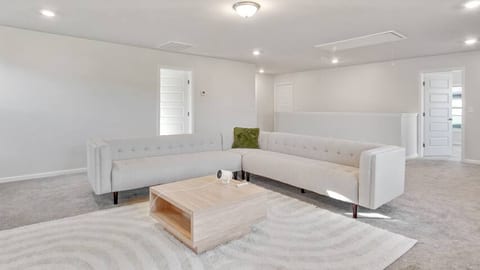 Spacious Modern Retreat Near Downtown