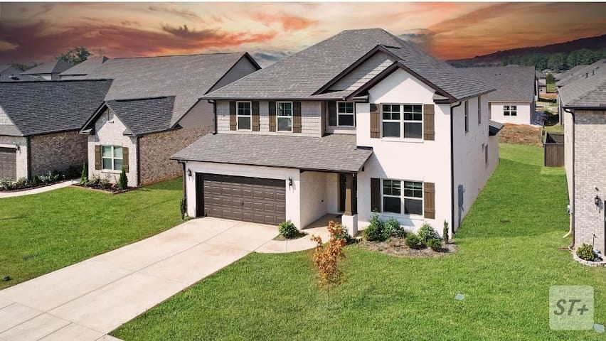 Spacious Modern Retreat Near Downtown - Huntsville