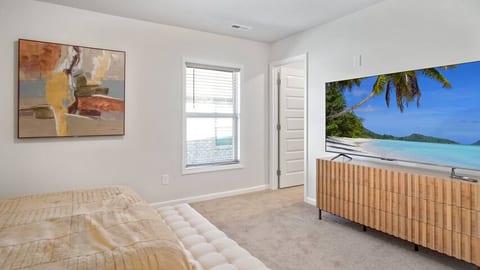 Spacious Modern Retreat Near Downtown