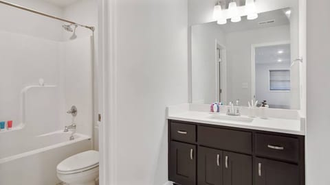 Spacious Modern Retreat Near Downtown