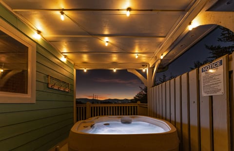 Relax in the hot tub! Sunset views from the decks.