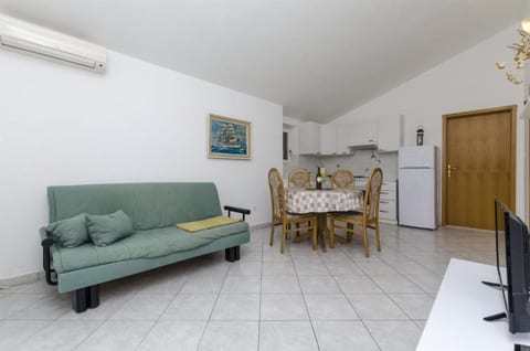 Apartments Mil - Unit 372142-13