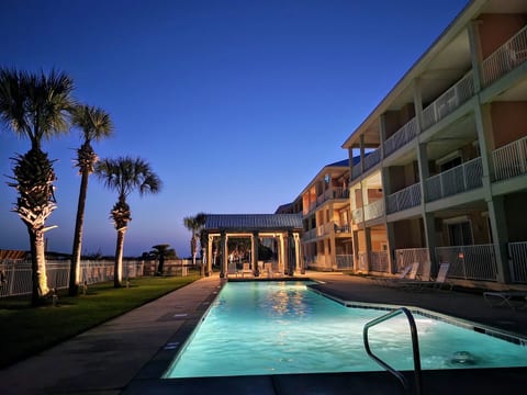 On Beach Time ~ 4 Bedroom ~Luxury ~Top Floor
