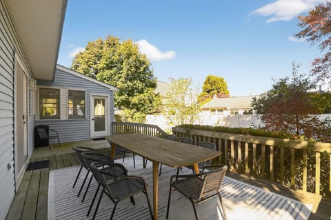 Beach Retreat-100 Yds to Beach- Pet Friendly-Fenced