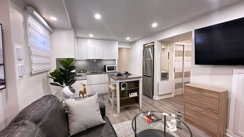 Delightful One-Bedroom Unit Aurora W/ free Parking