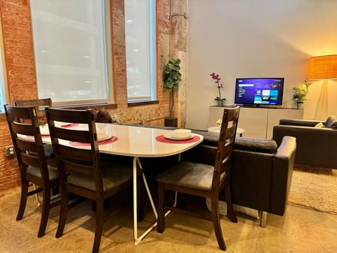 2 Bed | 2 Bath | Downtown | Free Valet Parking |