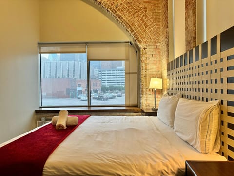 2 Bed | 2 Bath | Downtown | Free Valet Parking |