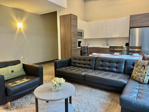 2 Bed | 2 Bath | Downtown | Free Valet Parking |