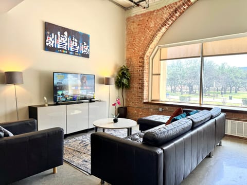 2 Bed | 2 Bath | Downtown | Free Valet Parking