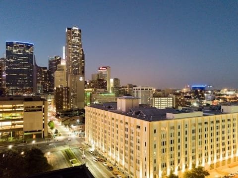 2 Bed | 2 Bath | Downtown | Free Valet Parking