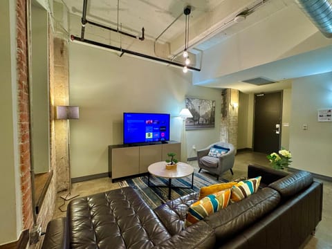 2 Bed | 2 Bath | Downtown | Free Valet Parking | #3
