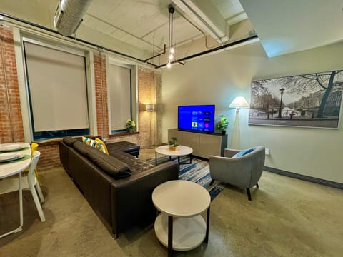 2 Bed | 2 Bath | Downtown | Free Valet Parking | #3