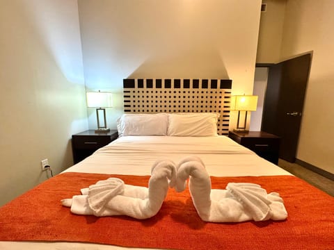 2 Bed | 2 Bath | Downtown | Free Valet Parking | #3