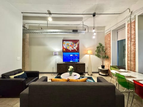 2 Bed | 2 Bath | Downtown | Free Valet Parking |