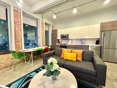 2 Bed | 2 Bath | Downtown | Free Valet Parking |