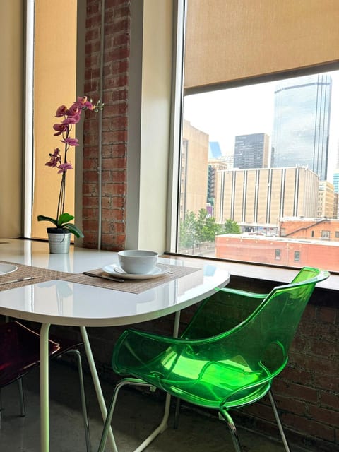 2 Bed | 2 Bath | Downtown | Free Valet Parking |