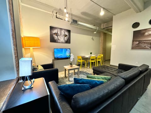 2 Bed | 2 Bath | Downtown | Free Valet Parking | # 5