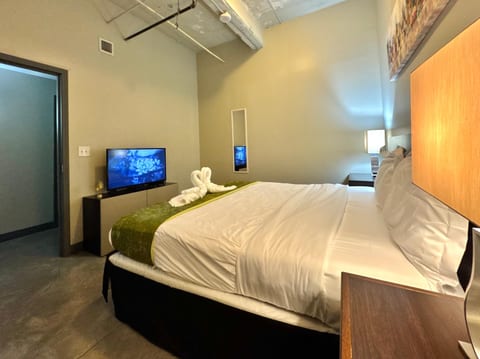 2 BR | 2 BT | Downtown Views | Free Valet Parking