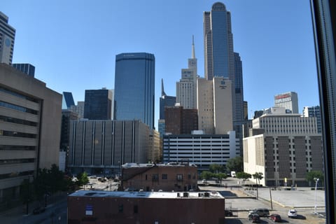 2 BR | 2 BT | Downtown Views | Free Valet Parking