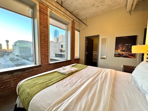 2 Bed | 2 Bath | Stunning Downtown Views | Free Valet Parking
