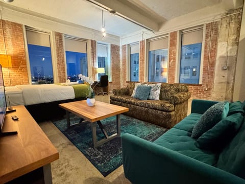 Gorgeous 2 BR | 3 Beds | 2 Bath & Free Valet Parking