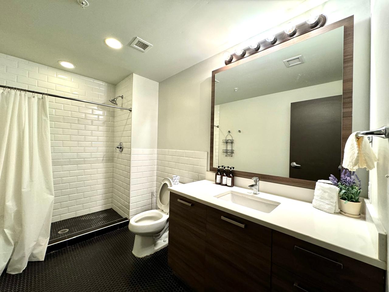 gorgeous-2-br-or-3-beds-or-2-bath-and-free-valet-parking/