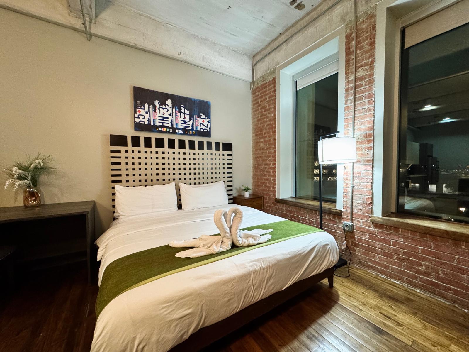 2-br-3-beds-or-2-bath-or-downtown-or-free-valet-parking-or/