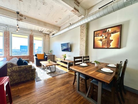 2 BR - 3 Beds | 2 Bath | Downtown | Free Valet Parking |