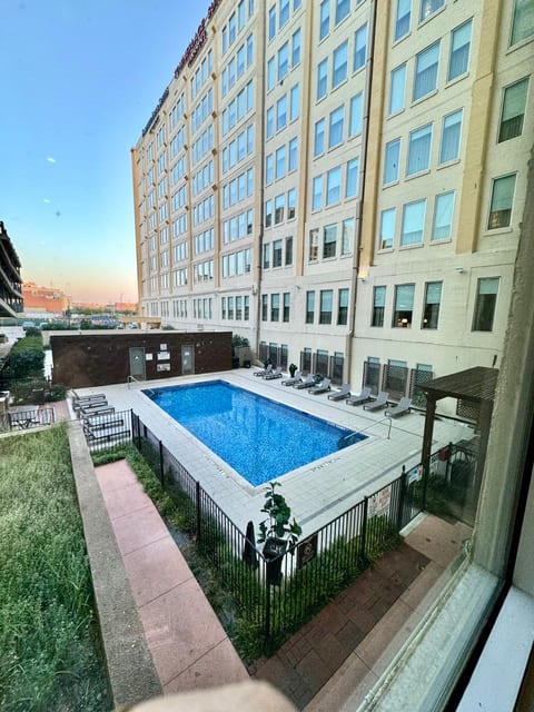 2 BR - 3 Beds | 2 Bath | Downtown | Free Valet Parking |