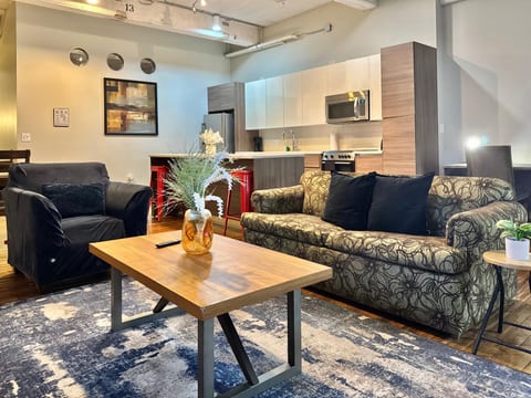 2 BR - 3 Beds | 2 Bath | Downtown | Free Valet Parking |
