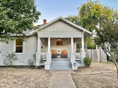 Charming Family Home Near Downtown & Zoo | 4 BR 2BT