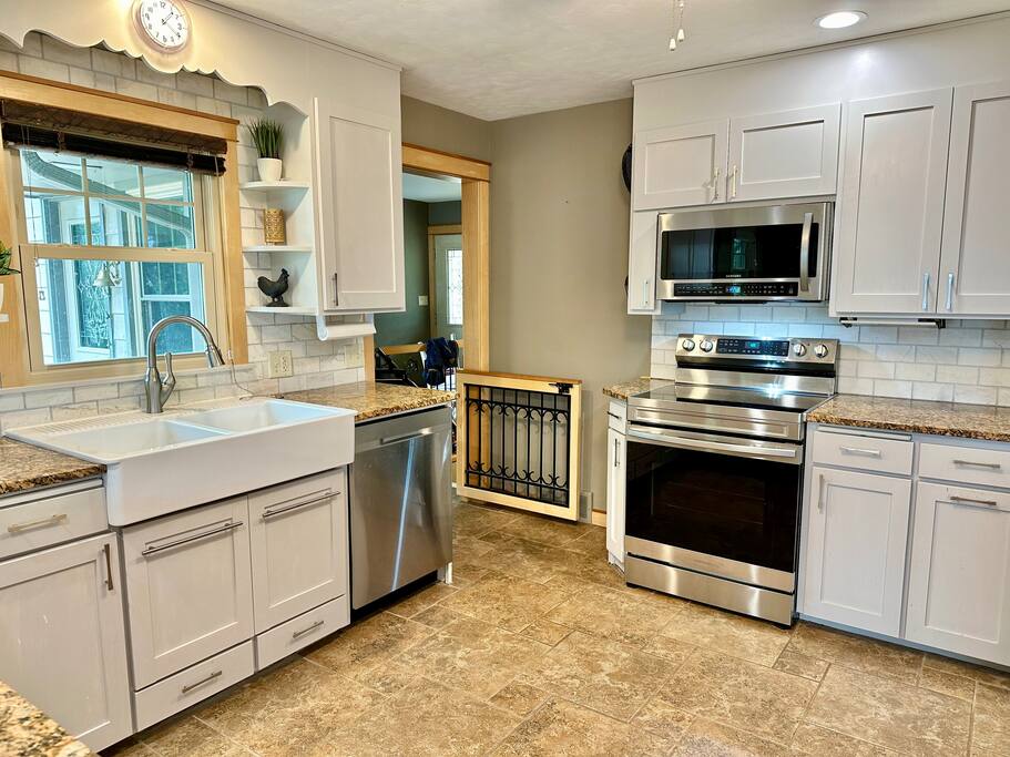 5 Bedroom, Views, Gameroom, Lakefront