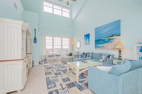 4BR Waterfront Penthouse | Pool & Views
