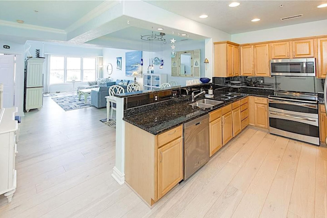 Penthouse By The Sea Huge Home w/ Amazing Views - Virginia Beach