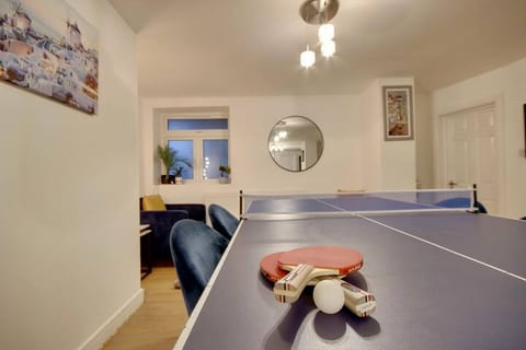 Southsea Apartment ~ Parking ~ pool table~ hot tub