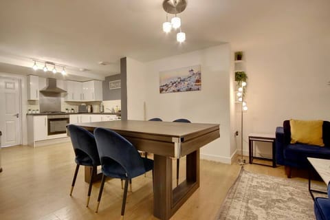 Southsea Apartment ~ Parking ~ pool table~ hot tub