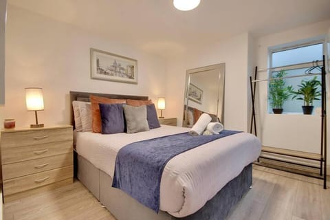 Southsea Apartment ~ Parking ~ pool table~ hot tub