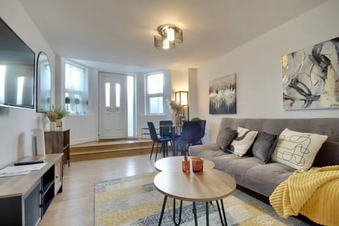 Southsea Apartment ~ Parking ~ pool table~ hot tub