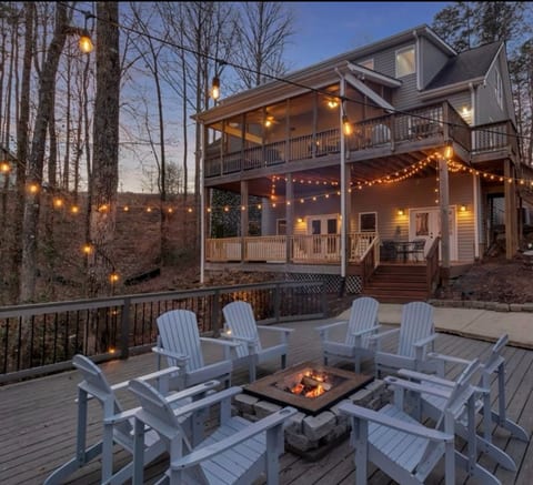 Relaxing Lake Front Getaway with Hot Tub & Dock!
