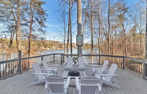 Relaxing Lake Front Getaway with Hot Tub & Dock!