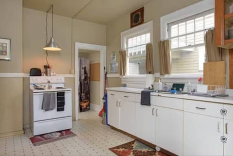 13 Bedroom House in the U-District