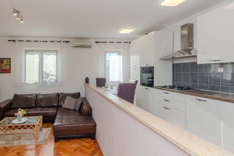 House Suric - Unit 376348-13