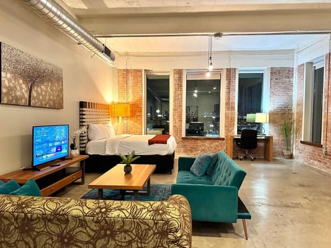 Earthy Style 2 BR | 3 Beds | 2 Bath | Free Valet P