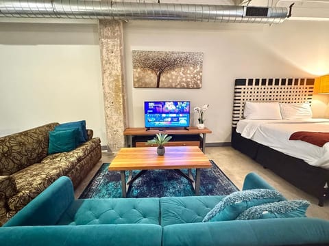 Earthy Style 2 BR | 3 Beds | 2 Bath | Free Valet P
