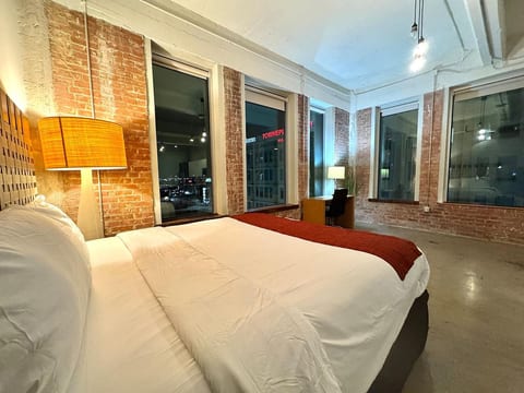 Earthy Style 2 BR | 3 Beds | 2 Bath | Free Valet P