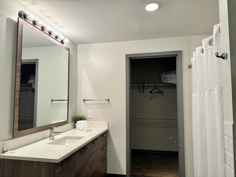 2-br-or-2-bath-or-downtown-or-free-valet-parking-or-7/