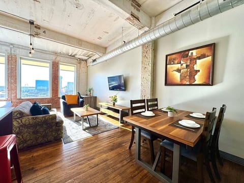 2 BR | 2 Bath | Downtown | Free Valet Parking | 7