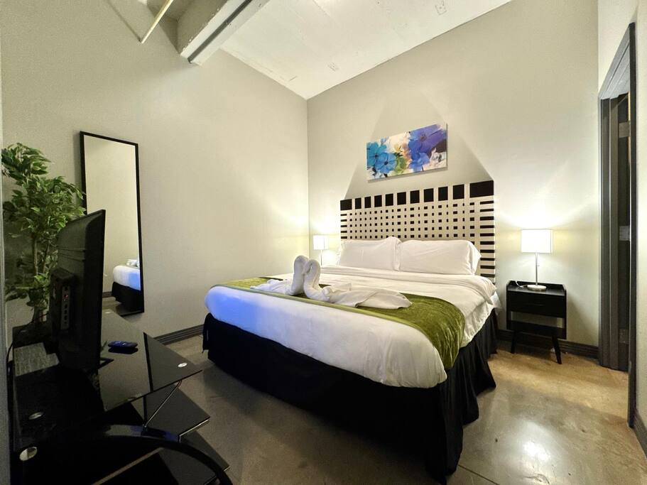 2-br-or-2-bath-or-downtown-or-free-valet-parking-or/