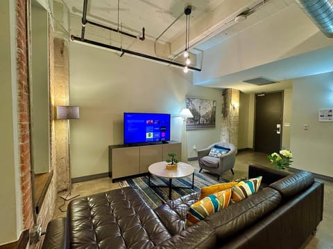 2 BR | 2 Bath | Downtown | Free Valet Parking | 3